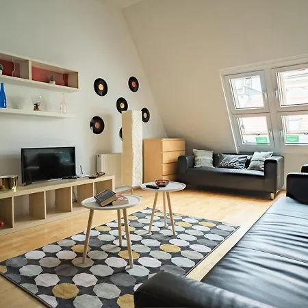 At Gozsdu Court, 60 Sqm, 2 With 2 Ac, Elevators, Kitchen Appartamento