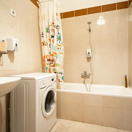 At Gozsdu Court, 60 Sqm, 2 With 2 Ac, Elevators, Kitchen *