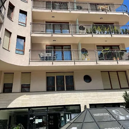 At Gozsdu Court, 60 Sqm, 2 With 2 Ac, Elevators, Kitchen * Budapest